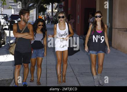 Mitglieder der britischen Mädchengruppe The Saturdays, Mollie King, Rochelle Wiseman, Una Healey, Vanessa White und Frankie Sandford verbringen einen Tag mit Einkaufen auf einer Reise durch die Staaten von Los Angeles. Die Mädchen durchsuchten Boutiquen, kauften Kleidung und Accessoires und spazierten mit einem Freund an einem sonnigen Tag in Südkalifornien. Los Angeles, Kalifornien. 8/27/10. Stockfoto