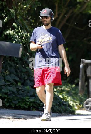 EXKLUSIV!! Der Star Jason Schwartzman von HBO, „Langeed to Death“, hält sich fit, indem er einen zügigen Spaziergang durch Studio City unternimmt. Schwartzman spielt im aufstrebenden Film „Moonrise Kingdom“ mit Bruce Willis, Edward Norton und Owen Wilson, der 2012 veröffentlicht werden soll. Los Angeles, Kalifornien. 8. September 2011 Stockfoto