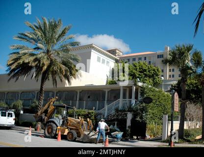 Das alte Gebäude der Scientology-Kirche in der Innenstadt von Clearwater, FL, wird gerade renoviert. Mitarbeiter und Gäste sind derzeit im neuen Oak Cove-Gebäude auf der anderen Straßenseite untergebracht. John Travolta und Kelly Preston sind Mitglieder der Kirche. Ihr Sohn, Jett Travolta, starb infolge eines Anfalls während eines Familienurlaubs auf den Bahamas am 2. Januar. Clearwater, Florida 1/6/09. Stockfoto