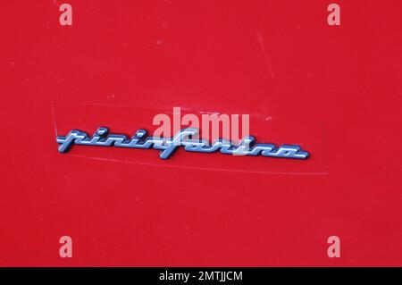 EXKLUSIV!! Kourtney Kardashians Partner Scott Disick wurde am Morgen von Halloween in einem hellroten Ferrari 458 Italia in einem Halloween-Kostümladen gesehen. Scott trug ein graues T-Shirt mit blauen Jeans und grauen Schuhen und wurde gesehen, wie er in letzter Minute ein mögliches Kostüm gekauft hatte. Er wurde gesehen, wie er mit dem Aufseher vor der Tür die Hand schüttelte, bevor er in den Ferrari sprang und den Ort verließ. Miami, Florida 31. Oktober 2012. Stockfoto