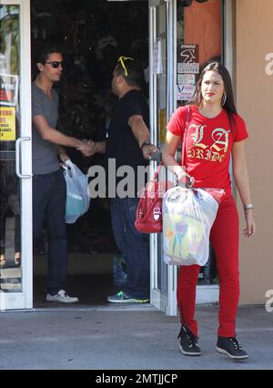 EXKLUSIV!! Kourtney Kardashians Partner Scott Disick wurde am Morgen von Halloween in einem hellroten Ferrari 458 Italia in einem Halloween-Kostümladen gesehen. Scott trug ein graues T-Shirt mit blauen Jeans und grauen Schuhen und wurde gesehen, wie er in letzter Minute ein mögliches Kostüm gekauft hatte. Er wurde gesehen, wie er mit dem Aufseher vor der Tür die Hand schüttelte, bevor er in den Ferrari sprang und den Ort verließ. Miami, Florida 31. Oktober 2012. Stockfoto