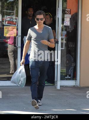 EXKLUSIV!! Kourtney Kardashians Partner Scott Disick wurde am Morgen von Halloween in einem hellroten Ferrari 458 Italia in einem Halloween-Kostümladen gesehen. Scott trug ein graues T-Shirt mit blauen Jeans und grauen Schuhen und wurde gesehen, wie er in letzter Minute ein mögliches Kostüm gekauft hatte. Er wurde gesehen, wie er mit dem Aufseher vor der Tür die Hand schüttelte, bevor er in den Ferrari sprang und den Ort verließ. Miami, Florida 31. Oktober 2012. Stockfoto