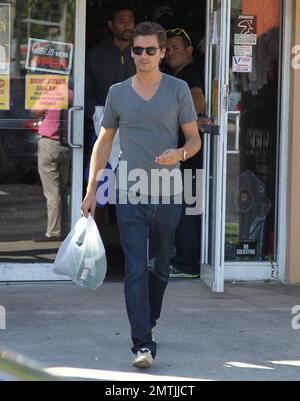EXKLUSIV!! Kourtney Kardashians Partner Scott Disick wurde am Morgen von Halloween in einem hellroten Ferrari 458 Italia in einem Halloween-Kostümladen gesehen. Scott trug ein graues T-Shirt mit blauen Jeans und grauen Schuhen und wurde gesehen, wie er in letzter Minute ein mögliches Kostüm gekauft hatte. Er wurde gesehen, wie er mit dem Aufseher vor der Tür die Hand schüttelte, bevor er in den Ferrari sprang und den Ort verließ. Miami, Florida 31. Oktober 2012. Stockfoto