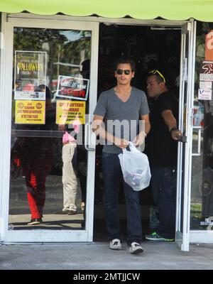 EXKLUSIV!! Kourtney Kardashians Partner Scott Disick wurde am Morgen von Halloween in einem hellroten Ferrari 458 Italia in einem Halloween-Kostümladen gesehen. Scott trug ein graues T-Shirt mit blauen Jeans und grauen Schuhen und wurde gesehen, wie er in letzter Minute ein mögliches Kostüm gekauft hatte. Er wurde gesehen, wie er mit dem Aufseher vor der Tür die Hand schüttelte, bevor er in den Ferrari sprang und den Ort verließ. Miami, Florida 31. Oktober 2012. Stockfoto