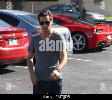EXKLUSIV!! Kourtney Kardashians Partner Scott Disick wurde am Morgen von Halloween in einem hellroten Ferrari 458 Italia in einem Halloween-Kostümladen gesehen. Scott trug ein graues T-Shirt mit blauen Jeans und grauen Schuhen und wurde gesehen, wie er in letzter Minute ein mögliches Kostüm gekauft hatte. Er wurde gesehen, wie er mit dem Aufseher vor der Tür die Hand schüttelte, bevor er in den Ferrari sprang und den Ort verließ. Miami, Florida 31. Oktober 2012. Stockfoto
