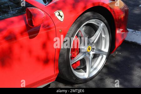 EXKLUSIV!! Kourtney Kardashians Partner Scott Disick wurde am Morgen von Halloween in einem hellroten Ferrari 458 Italia in einem Halloween-Kostümladen gesehen. Scott trug ein graues T-Shirt mit blauen Jeans und grauen Schuhen und wurde gesehen, wie er in letzter Minute ein mögliches Kostüm gekauft hatte. Er wurde gesehen, wie er mit dem Aufseher vor der Tür die Hand schüttelte, bevor er in den Ferrari sprang und den Ort verließ. Miami, Florida 31. Oktober 2012. Stockfoto