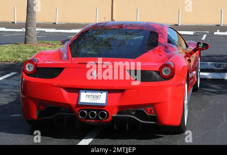 EXKLUSIV!! Kourtney Kardashians Partner Scott Disick wurde am Morgen von Halloween in einem hellroten Ferrari 458 Italia in einem Halloween-Kostümladen gesehen. Scott trug ein graues T-Shirt mit blauen Jeans und grauen Schuhen und wurde gesehen, wie er in letzter Minute ein mögliches Kostüm gekauft hatte. Er wurde gesehen, wie er mit dem Aufseher vor der Tür die Hand schüttelte, bevor er in den Ferrari sprang und den Ort verließ. Miami, Florida 31. Oktober 2012. Stockfoto