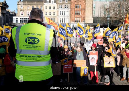 Edinburgh, Schottland, Großbritannien. 1. Februar 2023 Arbeitskampf der PCS Union mit 100.000 Mitgliedern des öffentlichen Dienstes, die Streikkkundgebungen und Demonstrationen in Städten im gesamten Vereinigten Königreich durchführen. Hier auf dem Hügel im Stadtzentrum. Kredit: Craig Brown/Alamy Live News Stockfoto