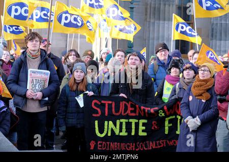 Edinburgh, Schottland, Großbritannien. 1. Februar 2023 Arbeitskampf der PCS Union mit 100.000 Mitgliedern des öffentlichen Dienstes, die Streikkkundgebungen und Demonstrationen in Städten im gesamten Vereinigten Königreich durchführen. Hier auf dem Hügel im Stadtzentrum. Kredit: Craig Brown/Alamy Live News Stockfoto