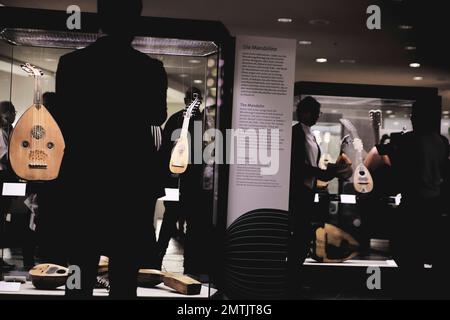 Berlin, Deutschland. 01. Februar 2023. In einer Ausstellung im Berliner Museum für Musikinstrumente sehen Besucher Mandolinen. Auf der Pressekonferenz zum Programm der ersten Hälfte des Landesmusikrats Berlin wurde das Mandolinjahr eröffnet. Als Instrument des Jahres ist die Mandoline die Schaffung einer neuen gemeinsamen Basis. Kredit: Carsten Koall/dpa/Alamy Live News Stockfoto