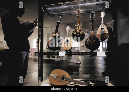 Berlin, Deutschland. 01. Februar 2023. In einer Ausstellung im Berliner Museum für Musikinstrumente sehen Besucher Mandolinen. Auf der Pressekonferenz zum Programm der ersten Hälfte des Landesmusikrats Berlin wurde das Mandolinjahr eröffnet. Als Instrument des Jahres ist die Mandoline die Schaffung einer neuen gemeinsamen Basis. Kredit: Carsten Koall/dpa/Alamy Live News Stockfoto