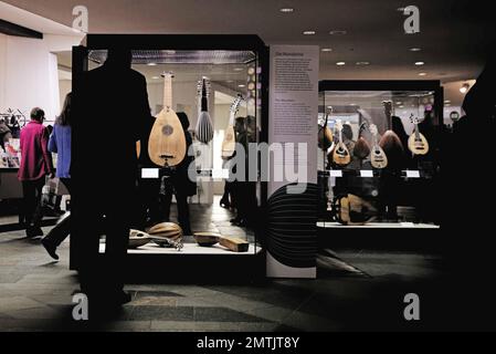 Berlin, Deutschland. 01. Februar 2023. In einer Ausstellung im Berliner Museum für Musikinstrumente sehen Besucher Mandolinen. Auf der Pressekonferenz zum Programm der ersten Hälfte des Landesmusikrats Berlin wurde das Mandolinjahr eröffnet. Als Instrument des Jahres ist die Mandoline die Schaffung einer neuen gemeinsamen Basis. Kredit: Carsten Koall/dpa/Alamy Live News Stockfoto