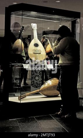 Berlin, Deutschland. 01. Februar 2023. In einer Ausstellung im Berliner Museum für Musikinstrumente sehen Besucher Mandolinen. Auf der Pressekonferenz zum Programm der ersten Hälfte des Landesmusikrats Berlin wurde das Mandolinjahr eröffnet. Als Instrument des Jahres ist die Mandoline die Schaffung einer neuen gemeinsamen Basis. Kredit: Carsten Koall/dpa/Alamy Live News Stockfoto