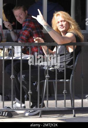 EXKLUSIV!! Sebastian Bach, ein kanadischer Schaukelspieler und ehemaliger Frontmann der Band Skid Row, lässt Teufelshörner blinzeln, als würde er Paparazzi begrüßen, während er ein Mittagessen in einem Café im Freien genießt. Los Angeles, Kalifornien. 01/27/11. Stockfoto