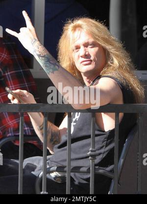 EXKLUSIV!! Sebastian Bach, ein kanadischer Schaukelspieler und ehemaliger Frontmann der Band Skid Row, lässt Teufelshörner blinzeln, als würde er Paparazzi begrüßen, während er ein Mittagessen in einem Café im Freien genießt. Los Angeles, Kalifornien. 01/27/11. Stockfoto