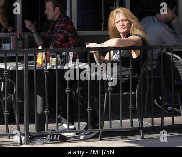 EXKLUSIV!! Sebastian Bach, ein kanadischer Schaukelspieler und ehemaliger Frontmann der Band Skid Row, lässt Teufelshörner blinzeln, als würde er Paparazzi begrüßen, während er ein Mittagessen in einem Café im Freien genießt. Los Angeles, Kalifornien. 01/27/11. Stockfoto