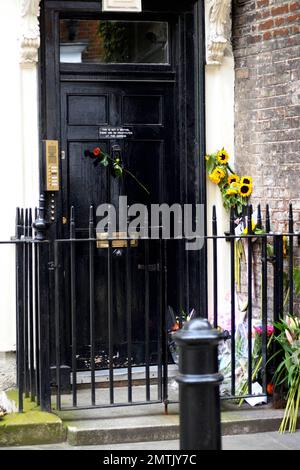 Fans haben Gedenkblumen vor dem Haus des Künstlers Sebastian Horsley platziert, wo er gestern tot aufgefunden wurde, wegen einer vermuteten Überdosis Heroin. Das Haus hat auch ein seltsames Schild an der Tür, auf dem steht "Dies ist kein Bordell. Hier gibt es keine Prostituierten." Die Leiche von Horsley, 47, die einst im Namen der Kunst gekreuzigt wurde, wurde von einer Freundin gefunden. Sein Tod kommt nur wenige Tage nach einem Stück „Dandy in the Underworld“, das auf seinen eigenen Memoiren basiert und im Soho Theatre eröffnet wurde. London, Großbritannien. 6/18/10. Stockfoto