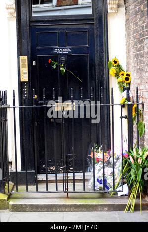 Fans haben Gedenkblumen vor dem Haus des Künstlers Sebastian Horsley platziert, wo er gestern tot aufgefunden wurde, wegen einer vermuteten Überdosis Heroin. Das Haus hat auch ein seltsames Schild an der Tür, auf dem steht "Dies ist kein Bordell. Hier gibt es keine Prostituierten." Die Leiche von Horsley, 47, die einst im Namen der Kunst gekreuzigt wurde, wurde von einer Freundin gefunden. Sein Tod kommt nur wenige Tage nach einem Stück „Dandy in the Underworld“, das auf seinen eigenen Memoiren basiert und im Soho Theatre eröffnet wurde. London, Großbritannien. 6/18/10. Stockfoto