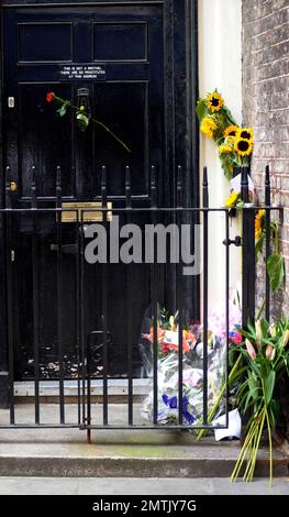 Fans haben Gedenkblumen vor dem Haus des Künstlers Sebastian Horsley platziert, wo er gestern tot aufgefunden wurde, wegen einer vermuteten Überdosis Heroin. Das Haus hat auch ein seltsames Schild an der Tür, auf dem steht "Dies ist kein Bordell. Hier gibt es keine Prostituierten." Die Leiche von Horsley, 47, die einst im Namen der Kunst gekreuzigt wurde, wurde von einer Freundin gefunden. Sein Tod kommt nur wenige Tage nach einem Stück „Dandy in the Underworld“, das auf seinen eigenen Memoiren basiert und im Soho Theatre eröffnet wurde. London, Großbritannien. 6/18/10. Stockfoto