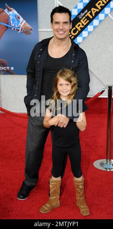 Antonio Sabato Jr. und Tochter Mina Bree spazieren auf dem roten Teppich bei der Weltpremiere von ÒSecretariatÓ, die im El Capitan Theatre stattfindet. „Secretariat“ erzählt die Geschichte von Penny Chenery, Besitzer des 1973 Triple Crown-siegreichen Pferdesekretariats. Los Angeles, Kalifornien. 09/30/10. Stockfoto