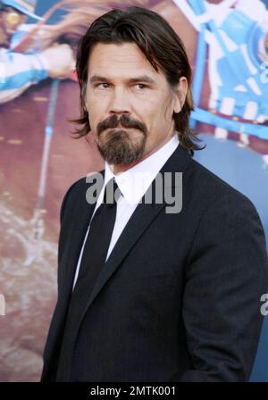 Josh Brolin begibt sich auf dem roten Teppich bei der Weltpremiere von ÒSecretariatÓ im El Capitan Theatre. „Secretariat“ erzählt die Geschichte von Penny Chenery, Besitzer des 1973 Triple Crown-siegreichen Pferdesekretariats. Los Angeles, Kalifornien. 09/30/10. . Stockfoto