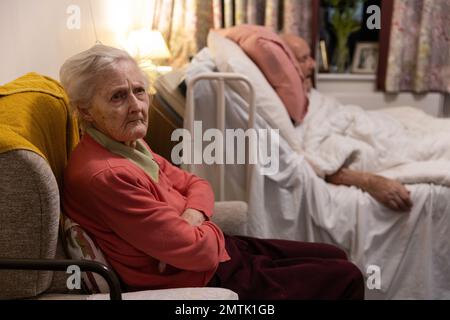 Ältere Ehepaare in den 80ern zusammen in einem Pflegeheim-Schlafzimmer in England, Großbritannien Stockfoto