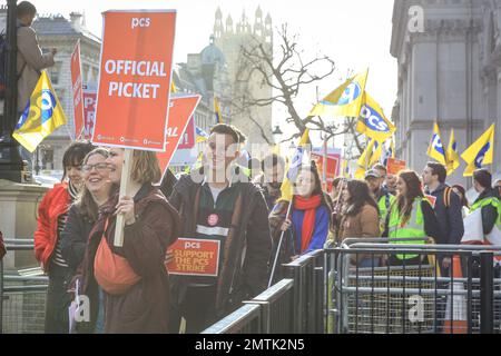 London, Großbritannien. 01. Februar 2023. PCS-Mitglieder gehen an der Downing Street vorbei. Tausende nehmen am marsch Teil. Der Gewerkschaftskongress (TUC) und viele der Gewerkschaften, darunter DIE PC (Public and CommercialServices Union), Teacher's Unions und andere, marschieren heute durch London, um bessere Konditionen und Bezahlung zu fordern, beginnend am Portland Square, endend am Parliament Square und endend vor der Downing Street in Whitehall, Wo eine Bühne Redner sieht und eine Petition an die Downing Street übergeben wird. Kredit: Imageplotter/Alamy Live News Stockfoto