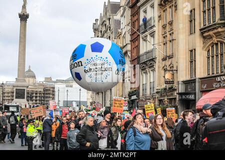 London, Großbritannien. 01. Februar 2023. Tausende nehmen am marsch Teil. Der Gewerkschaftskongress (TUC) und viele der Gewerkschaften, darunter DIE PC (Public and CommercialServices Union), Teacher's Unions und andere, marschieren heute durch London, um bessere Konditionen und Bezahlung zu fordern, beginnend am Portland Square, endend am Parliament Square und endend vor der Downing Street in Whitehall, Wo eine Bühne Redner sieht und eine Petition an die Downing Street übergeben wird. Kredit: Imageplotter/Alamy Live News Stockfoto