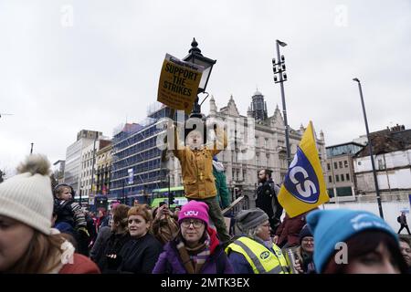 Demonstranten während des Protect the Right to Strike march in Leeds, protestieren gegen die umstrittenen Pläne der Regierung für ein neues Gesetz über Mindestdienstleistungsniveaus während Streiks. Bilddatum: Mittwoch, 1. Februar 2023. Stockfoto