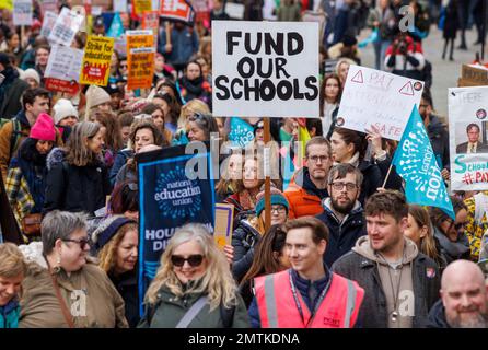 London, Großbritannien. 1. Februar 2023. Mitglieder der National Education Union marschieren durch das Zentrum von London. Sie wollen, dass die Regierung ihre Löhne zumindest entsprechend der Inflation erhöht. Zehntausende streikender Lehrer und Demonstranten marschierten in die Downing Street. Kredit: Mark Thomas/Alamy Live News Stockfoto