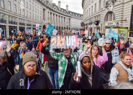 London, Großbritannien. 1. Februar 2023 Demonstranten in der Regent Street. Tausende von Lehrern und Unterstützern marschierten in Zentral-London, während Lehrer im ganzen Land ihren Streik über die Bezahlung begannen. An diesem Tag haben rund eine halbe Million Menschen in ganz Großbritannien Walkouts inszeniert, darunter Lehrer, Hochschulmitarbeiter, Mitarbeiter des öffentlichen Dienstes und Triebfahrzeugführer. Kredit: Vuk Valcic/Alamy Live News. Stockfoto