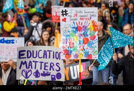 London, Großbritannien. 1. Februar 2023. Mitglieder der National Education Union marschieren durch das Zentrum von London. Sie wollen, dass die Regierung ihre Löhne zumindest entsprechend der Inflation erhöht. Zehntausende streikender Lehrer und Demonstranten marschierten in die Downing Street. Kredit: Mark Thomas/Alamy Live News Stockfoto
