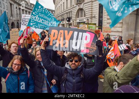 London, Großbritannien. 1. Februar 2023 Demonstranten in der Regent Street. Tausende von Lehrern und Unterstützern marschierten in Zentral-London, während Lehrer im ganzen Land ihren Streik über die Bezahlung begannen. An diesem Tag haben rund eine halbe Million Menschen in ganz Großbritannien Walkouts inszeniert, darunter Lehrer, Hochschulmitarbeiter, Mitarbeiter des öffentlichen Dienstes und Triebfahrzeugführer. Kredit: Vuk Valcic/Alamy Live News. Stockfoto