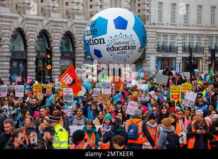 London, Großbritannien. 1. Februar 2023. Mitglieder der National Education Union marschieren durch das Zentrum von London. Sie wollen, dass die Regierung ihre Löhne zumindest entsprechend der Inflation erhöht. Zehntausende streikender Lehrer und Demonstranten marschierten in die Downing Street. Kredit: Mark Thomas/Alamy Live News Stockfoto