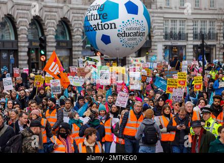 London, Großbritannien. 1. Februar 2023. Mitglieder der National Education Union marschieren durch das Zentrum von London. Sie wollen, dass die Regierung ihre Löhne zumindest entsprechend der Inflation erhöht. Zehntausende streikender Lehrer und Demonstranten marschierten in die Downing Street. Kredit: Mark Thomas/Alamy Live News Stockfoto