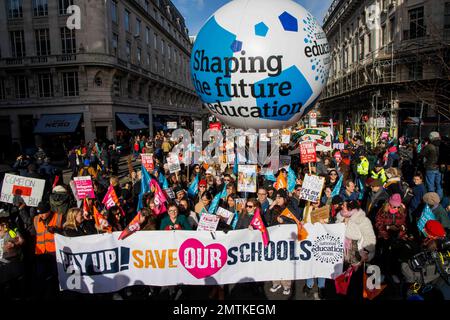 London, Großbritannien. 1. Februar 2023. Mitglieder der National Education Union marschieren durch das Zentrum von London. Sie wollen, dass die Regierung ihre Löhne zumindest entsprechend der Inflation erhöht. Zehntausende streikender Lehrer und Demonstranten marschierten in die Downing Street. Kredit: Mark Thomas/Alamy Live News Stockfoto