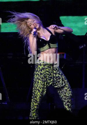 In der zweiten von zwei Auftritten in Südflorida tritt die kolumbianische Sängerin, Songwriterin und Tänzerin Shakira live in einem Konzert in der American Airlines Arena auf, während der „Sher the Sun Comes Out World Tour“ ihr neues Album „Sale el Sol“ unterstützt. Der lateinische Pop-Superstar hat sich in verschiedenen aufschlussreichen Outfits den Bauch ausgezogen, während sie eine sehr aktive Show veranstaltete. Shakiras Darbietungen sind die ersten in der Gegend seit fast vier Jahren. 9/27/10. Stockfoto