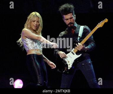 In der zweiten von zwei Auftritten in Südflorida tritt die kolumbianische Sängerin, Songwriterin und Tänzerin Shakira live in einem Konzert in der American Airlines Arena auf, während der „Sher the Sun Comes Out World Tour“ ihr neues Album „Sale el Sol“ unterstützt. Der lateinische Pop-Superstar hat sich in verschiedenen aufschlussreichen Outfits den Bauch ausgezogen, während sie eine sehr aktive Show veranstaltete. Shakiras Darbietungen sind die ersten in der Gegend seit fast vier Jahren. 9/27/10. Stockfoto