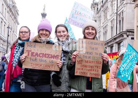 Westminster, London, Großbritannien. 1. Februar 2023 Tausende von Lehrern mit Flaggen und Plakaten nehmen an der größten Streikaktion seit einem Jahrzehnt Teil, um Solidarität zu zeigen und ihre Löhne zu demonstrieren, die eine Lohnerhöhung verlangen, die der Inflation entspricht. Foto: Amanda Rose/Alamy Live News Stockfoto