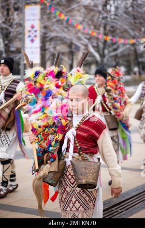 Tänzer aus dem Nordosten Bulgariens mit abgesetzten Masken, nachdem sie beim Surva International Masquerade and Mummers Festival in Pernik, Bulgarien, Osteuropa, Balkan, EU aufgetreten sind Stockfoto