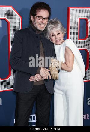 WESTWOOD, LOS ANGELES, KALIFORNIEN, USA - 31. JANUAR: George Chakiris und Rita Moreno treffen am 31. Januar 2023 im Regency Village Theatre in Westwood, Los Angeles, Kalifornien, USA auf der Los Angeles Premiere Screening of Paramount Pictures' '80 for Brady' ein. (Foto von Xavier Collin/Image Press Agency) Stockfoto