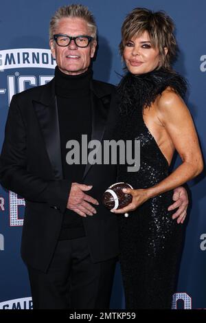 WESTWOOD, LOS ANGELES, KALIFORNIEN, USA - JANUAR 31: Harry Hamlin und seine Frau Lisa Rinna kommen am 31. Januar 2023 zum Los Angeles Premiere Screening of Paramount Pictures' '80 for Brady' im Regency Village Theatre in Westwood, Los Angeles, Kalifornien, USA. (Foto von Xavier Collin/Image Press Agency) Stockfoto