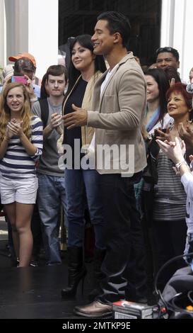 Schauspielerin Shannen Doherty wirbt im Rahmen eines Interviews mit Mario Lopez im Einkaufszentrum Grove für ihre neue Reality-Show „Shannen sagt“. Die Premiere der neuen Sendung morgen im FERNSEHEN. Los Angeles, Kalifornien. 9. April 2012 Stockfoto