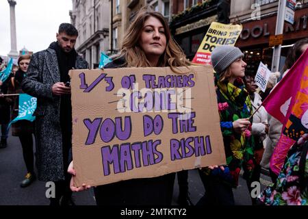 Westminster, London, Großbritannien. 1. Februar 2023 Tausende von Lehrern mit Flaggen und Plakaten nehmen an der größten Streikaktion seit einem Jahrzehnt Teil, um Solidarität zu zeigen und ihre Löhne zu demonstrieren, die eine Lohnerhöhung verlangen, die der Inflation entspricht. Foto: Amanda Rose/Alamy Live News Stockfoto