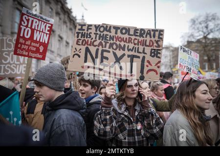 London, Großbritannien. 1. Februar 2023 Tausende streikender Lehrer versammeln sich in Whitehall für einen Tag des Protests und gehen über die Bezahlung hinaus. Kredit: Guy Corbishley/Alamy Live News Stockfoto