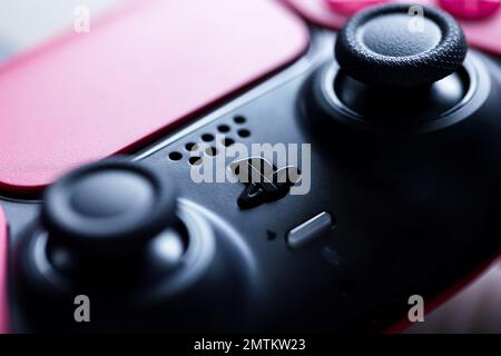 Brecht, Belgien - 26 januari 2023: Nahaufnahme des Logos, Touchpads und Joysticks eines kosmisch roten sony playstation 5 Wireless-Controllers. Stockfoto