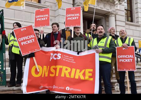 London, England, Großbritannien. 1. Februar 2023. Die offizielle PC-Streikade (britische Gewerkschaft für Beamte und öffentliche Bedienstete) außerhalb des Finanzministeriums in London. Mitglieder der öffentlichen und kommerziellen Dienste (PCs) in Regierungsministerien beginnen in London Streik und fordern eine Gehaltserhöhung. (Kreditbild: © Thomas Krych/ZUMA Press Wire) NUR REDAKTIONELLE VERWENDUNG! Nicht für den kommerziellen GEBRAUCH! Stockfoto