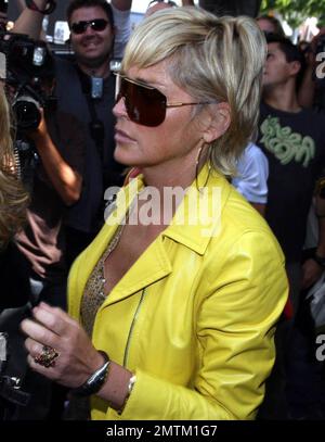 Die besten Freunde Sharon Stone und Melanie Griffith essen zusammen im Ivy zu Mittag, bevor sie ihren Laden nebenan in der High-End-Boutique Les Habitudes kaufen. Sharon und Melanie schienen eine tolle Zeit zu haben, Kleider und Sonnenbrillen anzuprobieren. Sie verließen die Boutique zu einer riesigen Gruppe von Fotografen und Fans. Los Angeles, Kalifornien, 5/8/08. Stockfoto