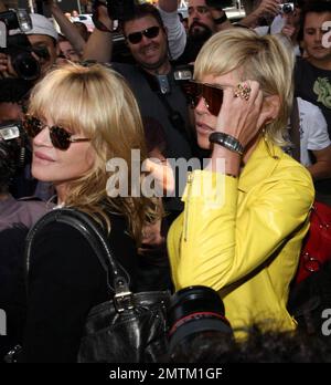 Die besten Freunde Sharon Stone und Melanie Griffith essen zusammen im Ivy zu Mittag, bevor sie ihren Laden nebenan in der High-End-Boutique Les Habitudes kaufen. Sharon und Melanie schienen eine tolle Zeit zu haben, Kleider und Sonnenbrillen anzuprobieren. Sie verließen die Boutique zu einer riesigen Gruppe von Fotografen und Fans. Los Angeles, Kalifornien, 5/8/08. Stockfoto
