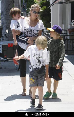 Sharon Stone und ihre drei Söhne Roan Joseph, Laird Vonne und Quinn Kelly machen nach dem Mittagessen einen Spaziergang durch Beverly Hill. Los Angeles, Kalifornien. 6/25/11. Stockfoto